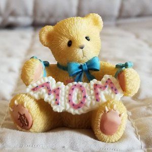 Cherished Teddies 1998 Bear Holding "Mom" Banner Miniature Figurine #476773